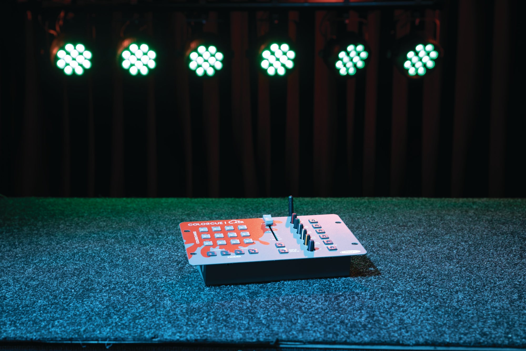 Showtec ColorCue 1 Air Intelligent single-fader, 6-colour, battery-powered LED Controller with wireless DMX Controller LED a fader singolo intelligente alimentato a batteria, 6 colori, con DMX wireless