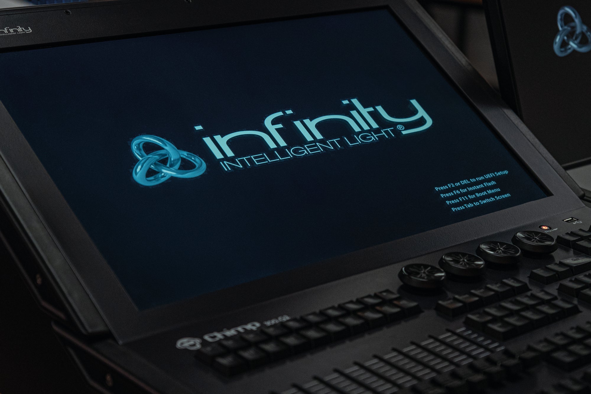 INFINITY Chimp 300.G2 4-Universe DMX console incl. wireless transmitter Console DMX, 4 universi, con trasmettitore Wireless incluso