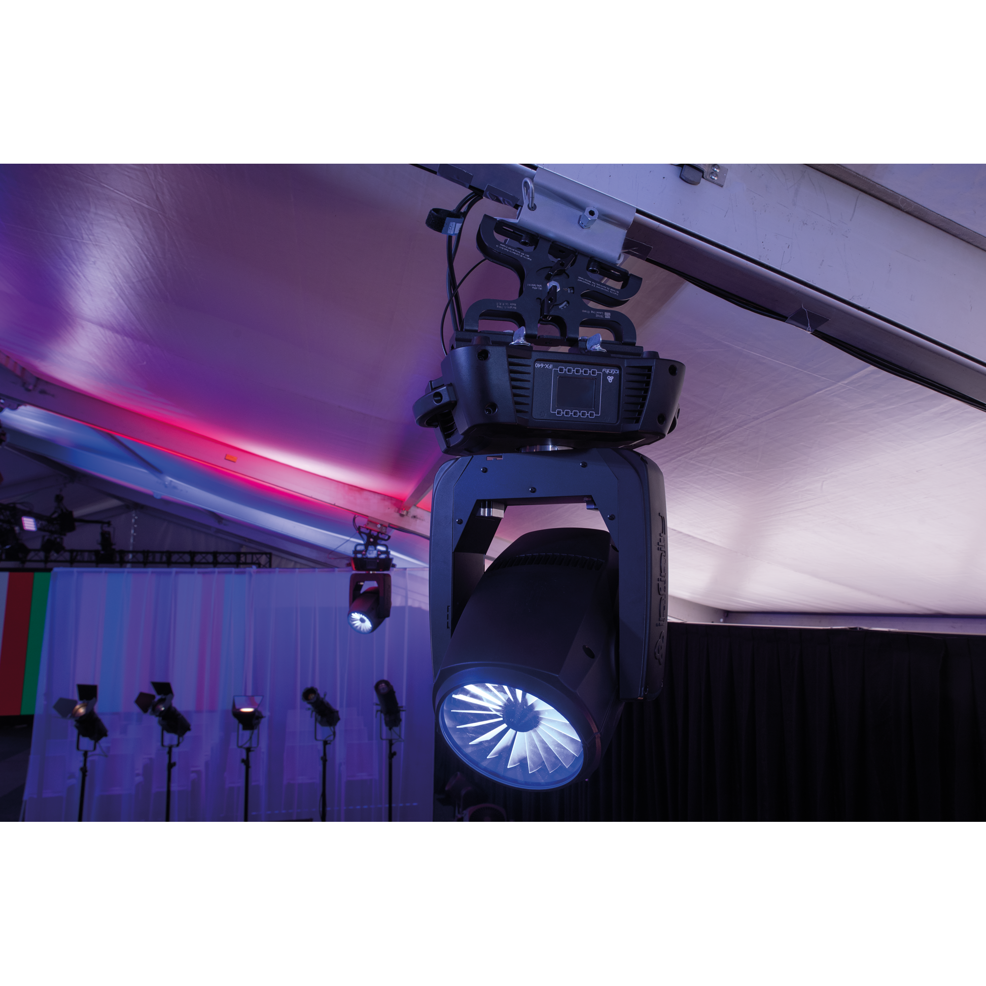 SHOWGEAR Levelling Clamp - Black Compensates for angled mounting points Compensa i punti di montaggio angolati