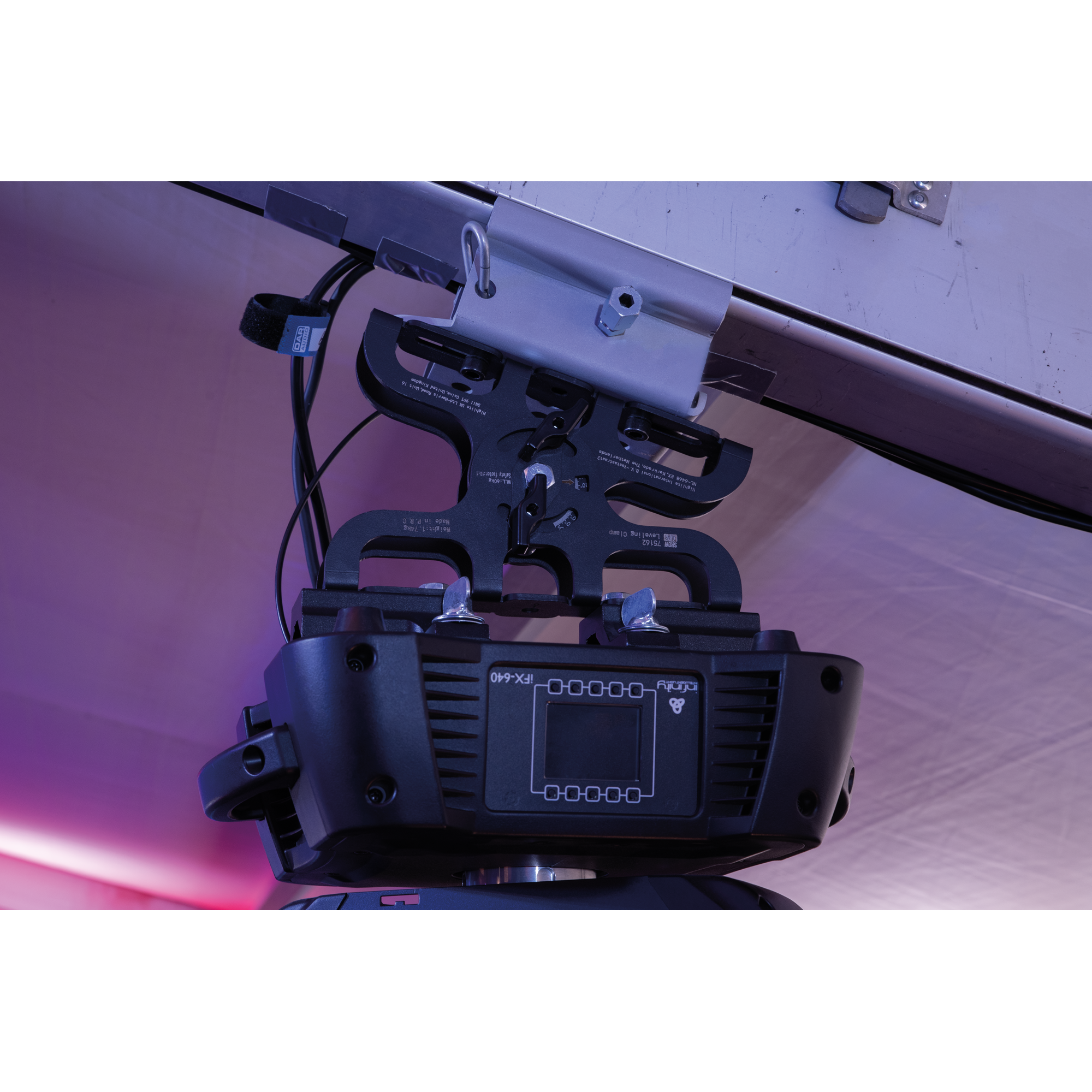 SHOWGEAR Levelling Clamp - Black Compensates for angled mounting points Compensa i punti di montaggio angolati