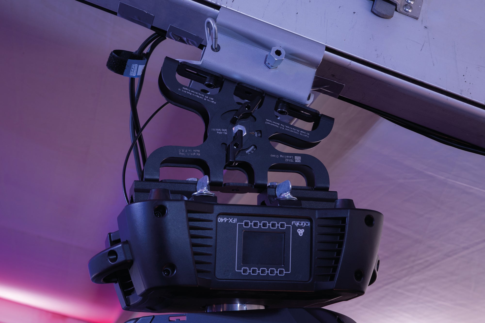 SHOWGEAR Levelling Clamp - Silver Compensates for angled mounting points Compensa i punti di montaggio angolati