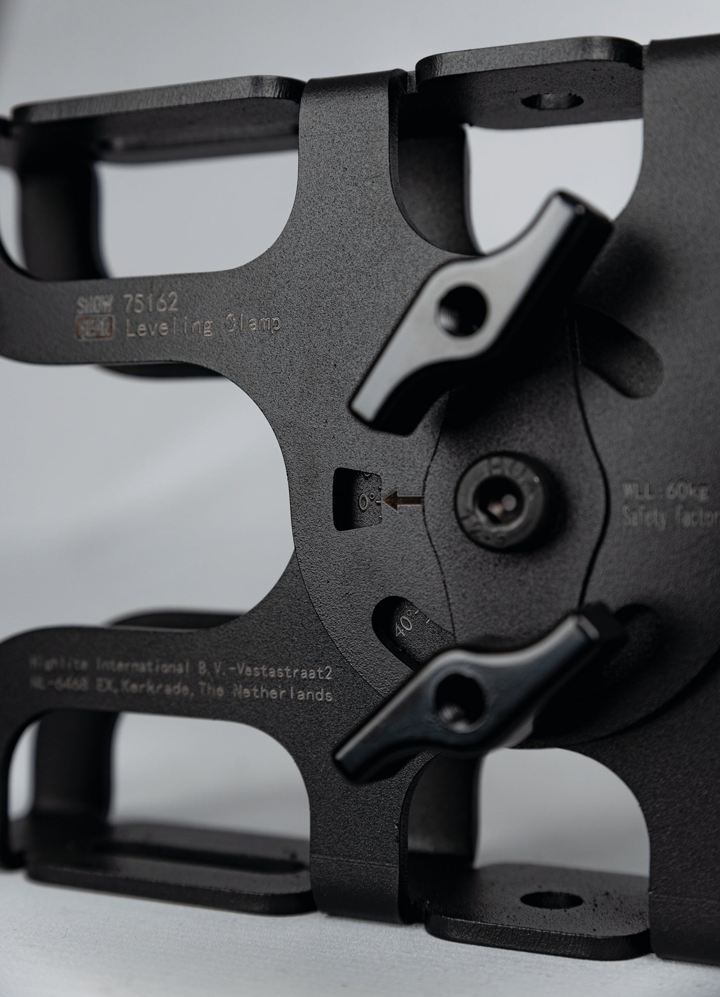 SHOWGEAR Levelling Clamp - Silver Compensates for angled mounting points Compensa i punti di montaggio angolati