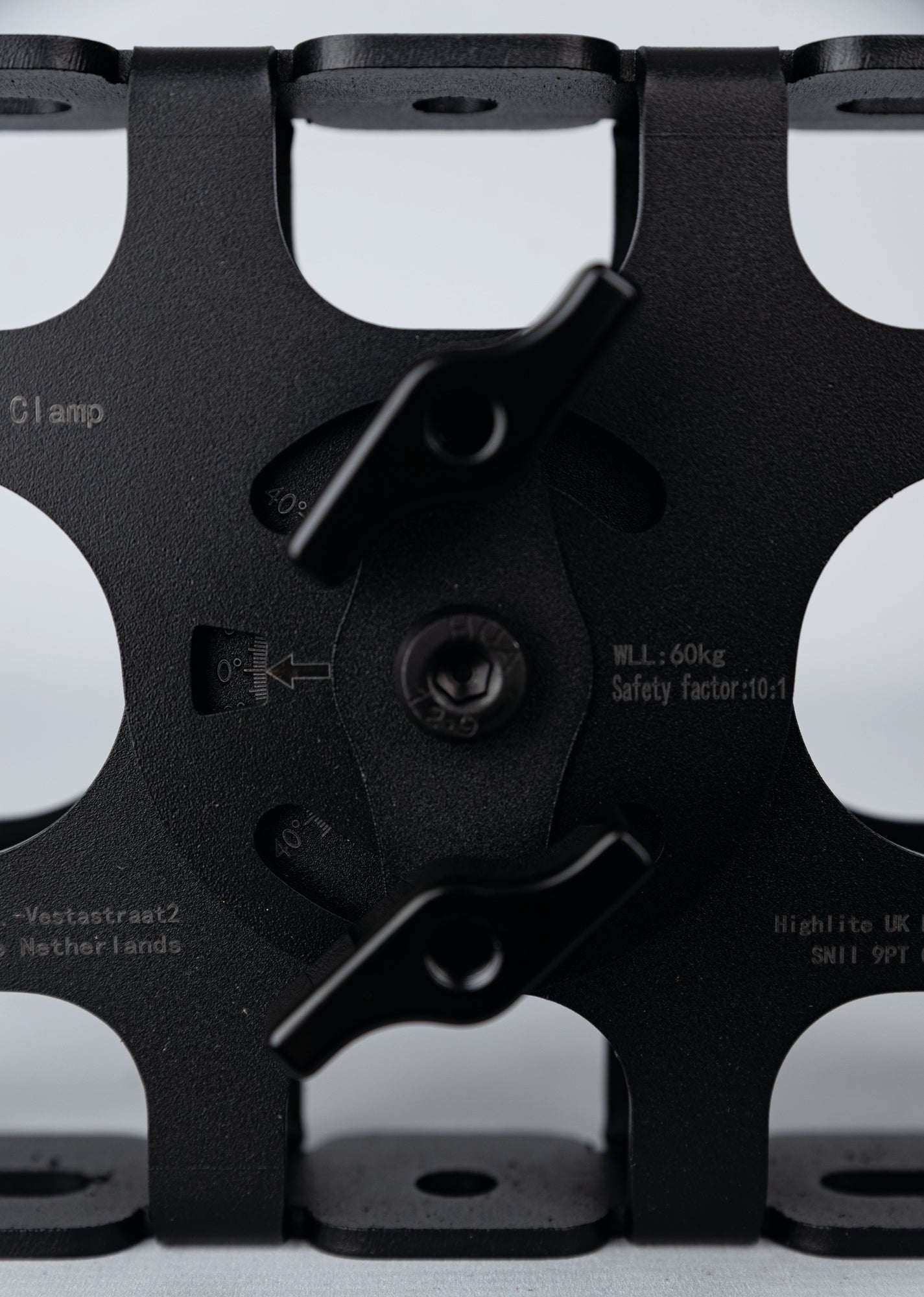 SHOWGEAR Levelling Clamp - Silver Compensates for angled mounting points Compensa i punti di montaggio angolati