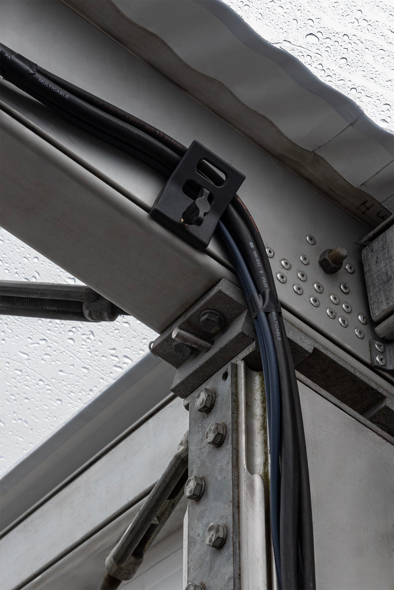 SHOWGEAR TC Clamp Easy and clean cable management Gestione dei cavi facile e pulita