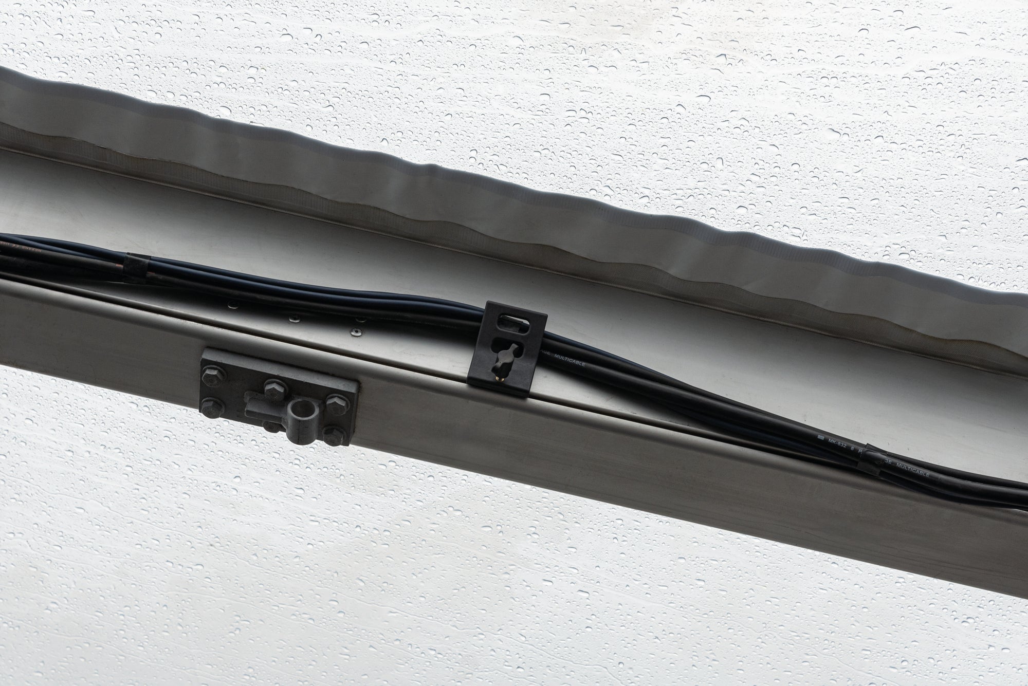 SHOWGEAR TC Clamp Easy and clean cable management Gestione dei cavi facile e pulita