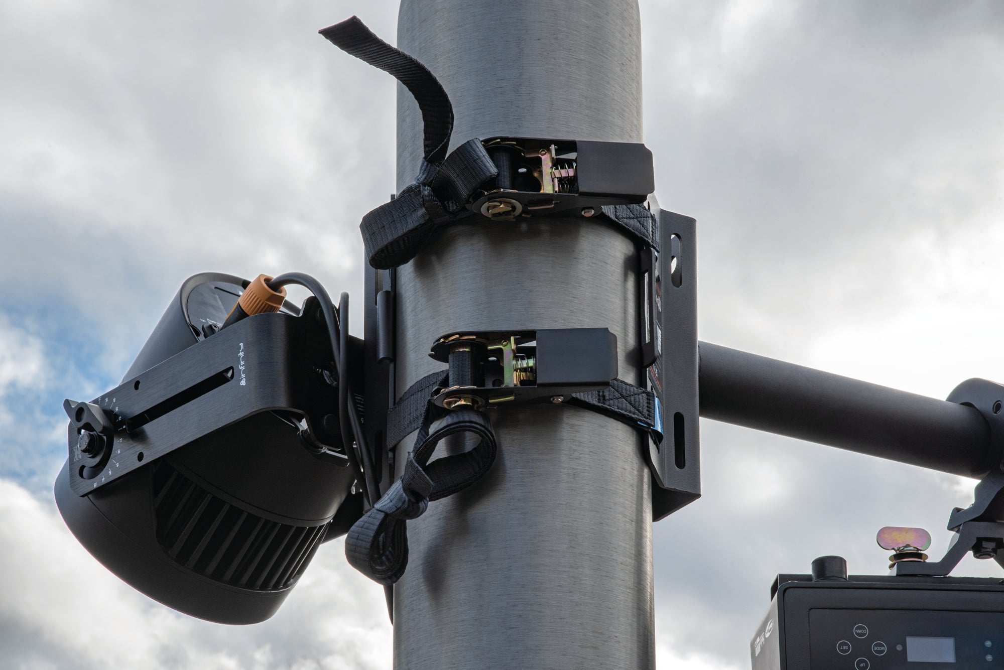 SHOWGEAR Mast Mounting Bracket Mast mounting bracket with ø 12,5 mm hole Staffa di montaggio per trave con foro ø 12,5 mm