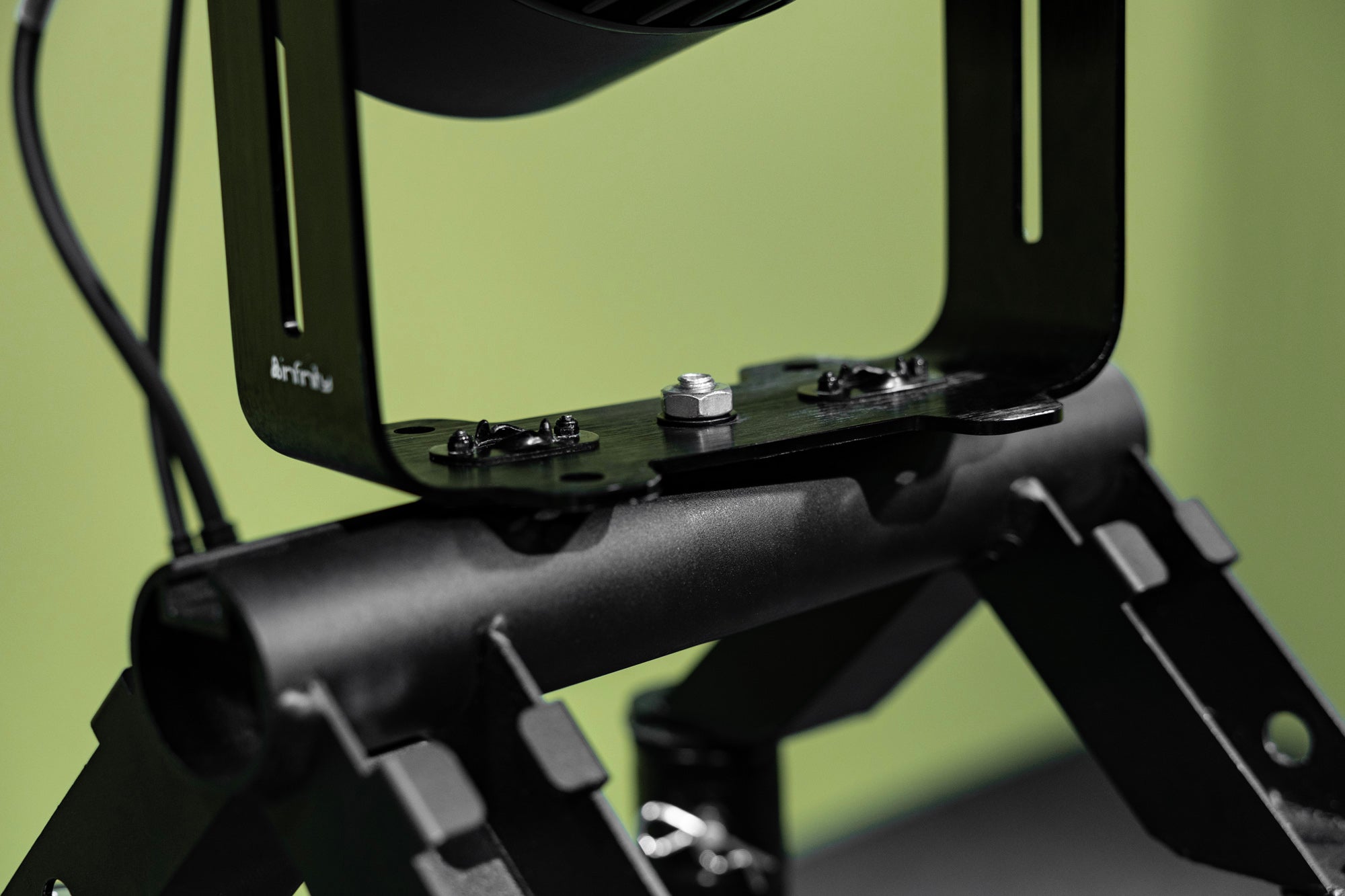 SHOWGEAR Base & Truss Mount 40 40 x 40 cm - Tubo da 50 mm con scanalatura a T